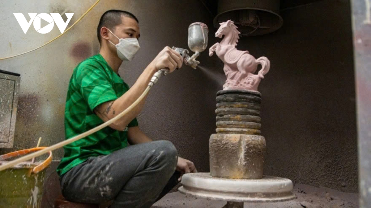 Bat Trang pottery village ramps up production for Lunar New Year festival